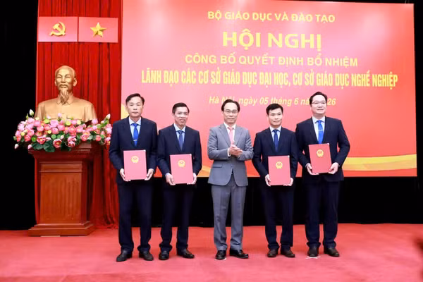 Bộ trưởng Hoàng Minh Sơn trao quyết định bổ nhiệm Hiệu trưởng, các Phó Hiệu trưởng Trường ĐH SPKT Vĩnh Long.