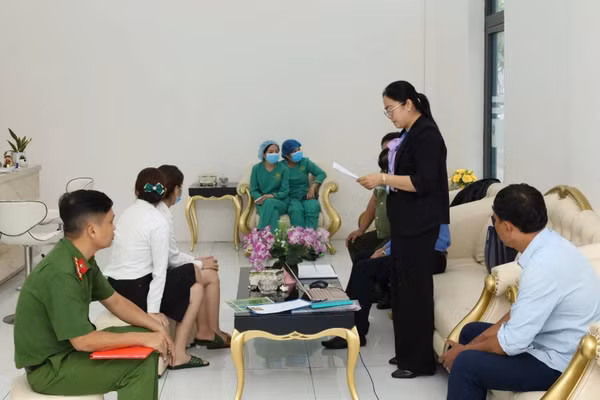 Đoàn kiểm tra liên ngành làm việc tại Cơ sở Nha khoa Quốc tế Tuệ Minh. Ảnh: Công an TP Cần Thơ cung cấp