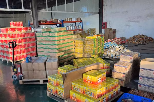 Hàng trăm nghìn sản phẩm nước yến giả bị công an thu giữ.