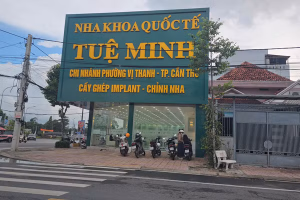 Cơ sở Nha khoa Quốc tế Tuệ Minh ở phường Vị Thanh, TP Cần Thơ chiều ngày 23/6.