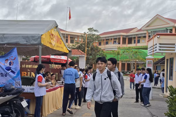 Thí sinh tại Điểm thi Trường THPT Bình Minh trong Kỳ thi tốt nghiệp THPT năm 2026.
