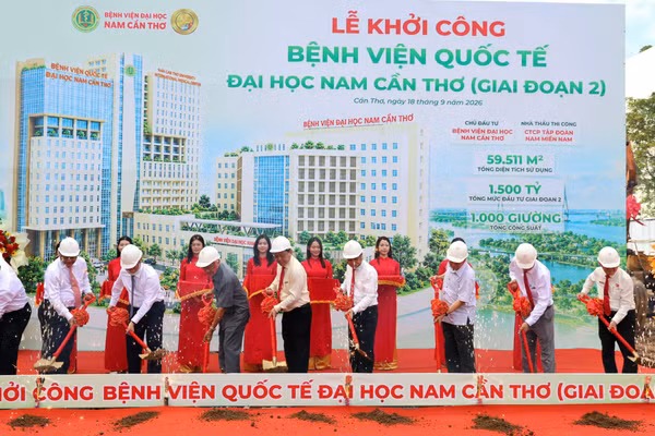 Đại biểu thực hiện nghi thức khởi công Bệnh viện Quốc tế ĐH Nam Cần Thơ giai đoạn 2.