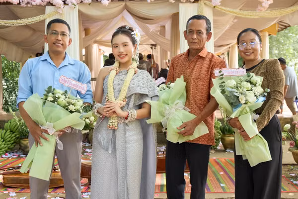Ca sĩ Phương Mỹ Chi và Achar Sơn Tịch (người thứ 3 từ trái sang); Ths Thạch Thị Út Linh và Ths Kim Chanh Thon.