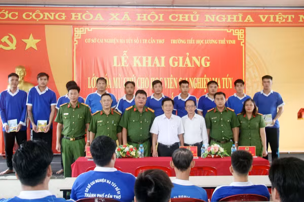 Các học viên tại Cơ sở cai nghiện số 1 nhận quà là tập, viết trong ngày khai giảng.
