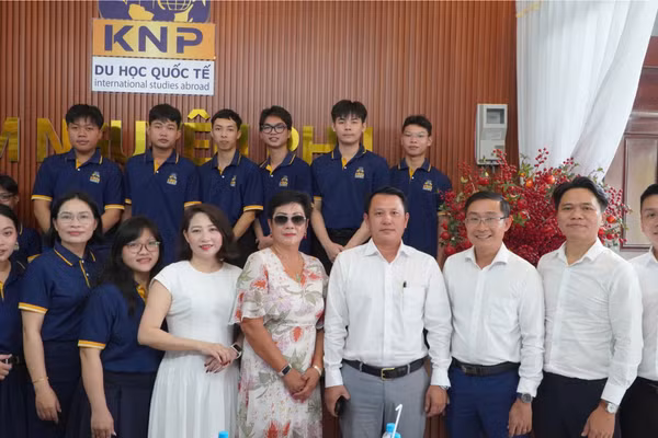 Văn phòng đại diện Báo GD&TĐ tại ĐBSCL và lãnh đạo, cán bộ Công ty Kim Nguyên Phú chụp ảnh lưu niệm.