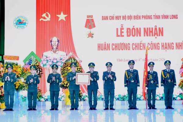 Tập thể Bộ đội biên phòng Vĩnh Long đón nhận Huân chương chiến công hạng Nhì.