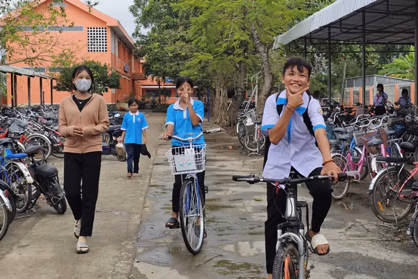 Học sinh ở ấp Đai Úi đến trường.