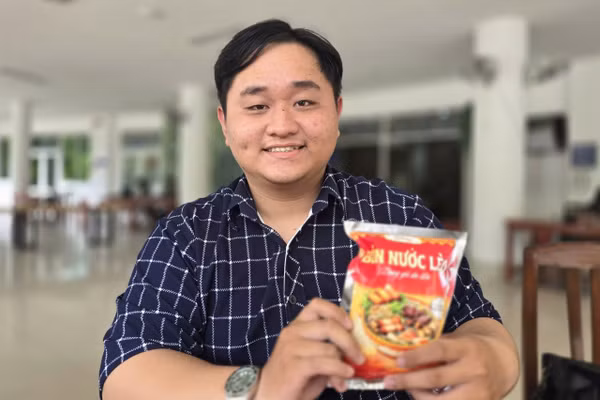 Sơn Trần Minh Mẫn và gói bún nước lèo ăn liền do chính em và các bạn sản xuất.