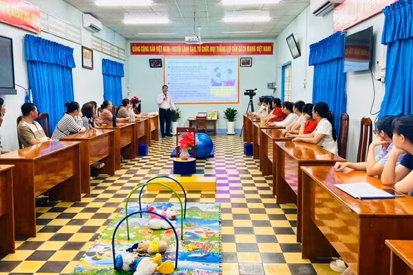Phụ huynh tham gia trải nghiệm phương pháp can thiệp giúp trẻ rối loạn phát triển toàn diện.