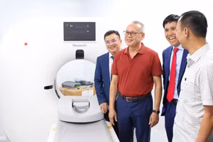 Giám đốc Sở Y tế Đắk Lắk kiểm tra phòng máy chụp CT Scanner của Tân Phúc Ea H'leo. (Ảnh: TT)