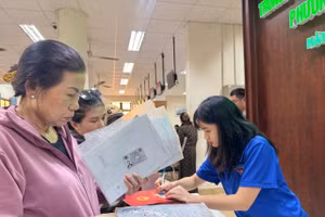 Thanh niên tình nguyện hỗ trợ người dân đến làm thủ tục hành chính tại phường Buôn Ma Thuột, tỉnh Đắk Lắk. (Ảnh: MP)