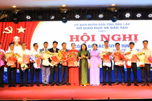 Lãnh đạo Sở GD&ĐT trao quyết định bổ nhiệm người đứng đầu các cơ sở giáo dục sau sắp xếp. (Ảnh: Thành Tâm)
