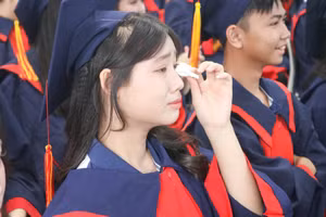 Học sinh lớp 9 xúc động khi chuẩn bị rời xa thầy cô, mái Trường Nguyễn Khuyến sau 4 năm gắn bó. (Ảnh: NT)
