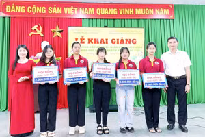 Trung tâm GDNN-GDTX Buôn Ma Thuột trao học bổng cho học viên tham gia học nghề. (Ảnh: TT)