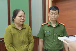 Cơ quan Công an tống đạt các quyết định tố tụng đối với Hồ Thụy Bích Dân. (Ảnh: SĐ)