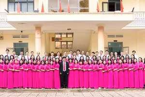 Tập thể cán bộ, giáo viên, nhân viên Trường THPT Cao Bá Quát, Đắk Lắk. (Ảnh: NT)