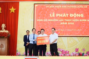 Bác sĩ Mai Văn Đỏ trao 120 triệu ủng hộ các nguồn lực thực hiện giảm nghèo năm 2026 của phường Buôn Hồ. (Ảnh: NQ)
