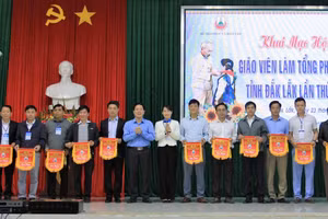 Ban tổ chức trao cờ lưu niệm cho đại diện các phòng GD&ĐT. (Ảnh: TT)