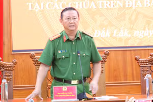 Đại tá Võ Duy Tuấn, Phó Giám đốc Công an tỉnh Đắk Lắk thông tin với báo chí. (Ảnh: TT)