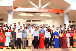 Đại diện các trường học, địa phương chụp hình lưu niệm cùng Đoàn công tác của Bộ GD&ĐT. (Ảnh: Thành Tâm)