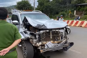 Xe bán tải do Lực điều khiển bị người dân giữ lại bàn giao công an. (Ảnh: CA).