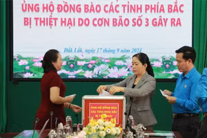 Lãnh đạo Sở GD&ĐT, lãnh đạo Công đoàn ngành ủng hộ. (Ảnh: Thành Tâm) 