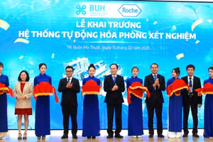 Khai trương Phòng xét nghiệp tự động hóa tại Bệnh viện Đại học Y Dược Buôn Ma Thuột. (Ảnh: PV)