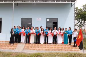 Lễ cắt băng khánh thành nhà công vụ Trường THPT Võ Nguyên Giáp. (Ảnh: Thành Tâm)