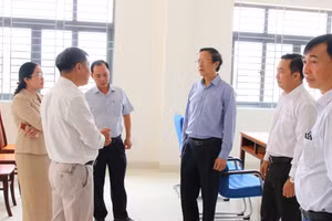 Thứ trưởng Phạm Ngọc Thưởng thăm Trường Tiểu học và THCS Buôn Đôn, Đắk Lắk. 