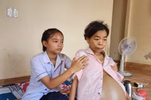 Em H' Misa K'nul (Đắk Lắk) tạm dừng việc học để chăm sóc mẹ. (Ảnh: Thành Tâm)