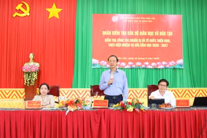 Thứ trưởng Phạm Ngọc Thưởng làm việc với các trường học ở Đắk Lắk. (Ảnh: Thành Tâm)