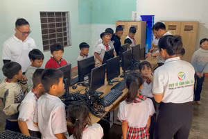 Niềm vui của học sinh ở phân hiệu thôn 4, Trường Tiểu học Phạm Hồng Thái. (Ảnh: TT)