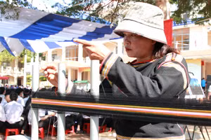 Một học viên tại Đắk Lắk thực hành dệt thổ cẩm truyền thống sau khi học lý thuyết. (Ảnh: TT)