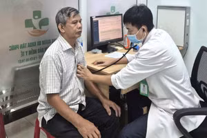 Bác sĩ tại Phòng khám đa khoa Tân Phúc Buôn Ma Thuột khám sức khỏe cho người cao tuổi. (Ảnh: Quỳnh Như)