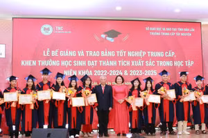 Tặng Giấy khen cho học sinh xuất sắc. (Ảnh: Thành Tâm)