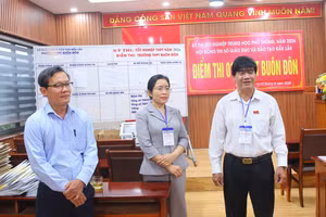 Phó Chủ tịch UBND tỉnh Nguyễn Thiên Văn, Giám đốc Sở GD&ĐT Lê Thị Thanh Xuân động viên cán bộ coi thi. (Ảnh: TT)