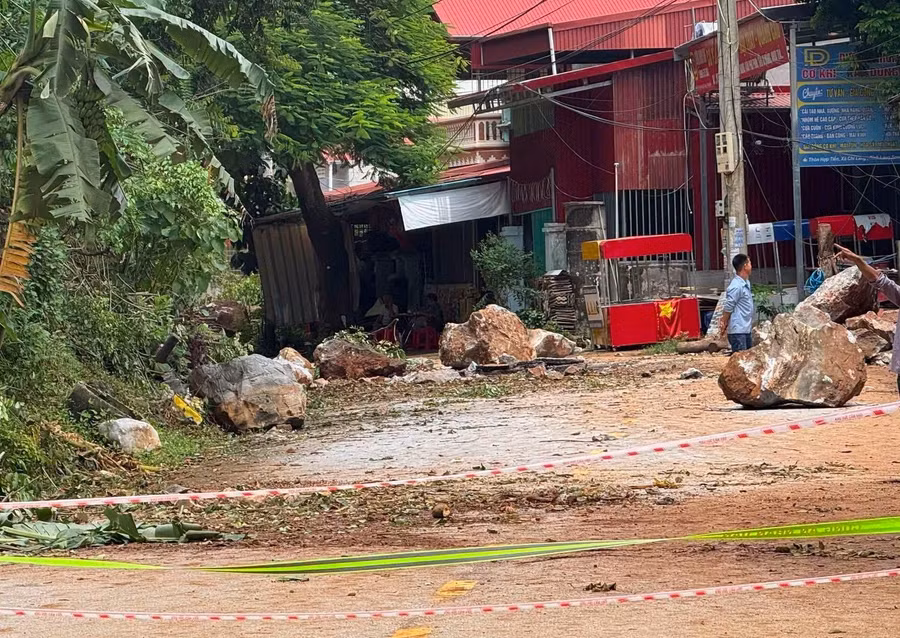 Sạt lở kéo theo đá lăn tại Lạng Sơn.