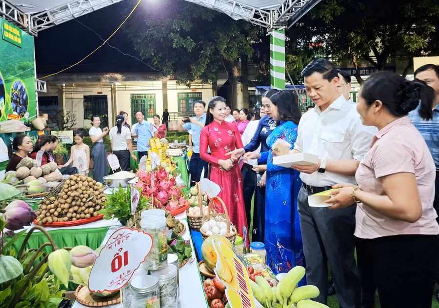 Chủ tịch UBND tỉnh Thái Nguyên Vương Quốc Tuấn thăm các gian hàng nông sản địa phương.