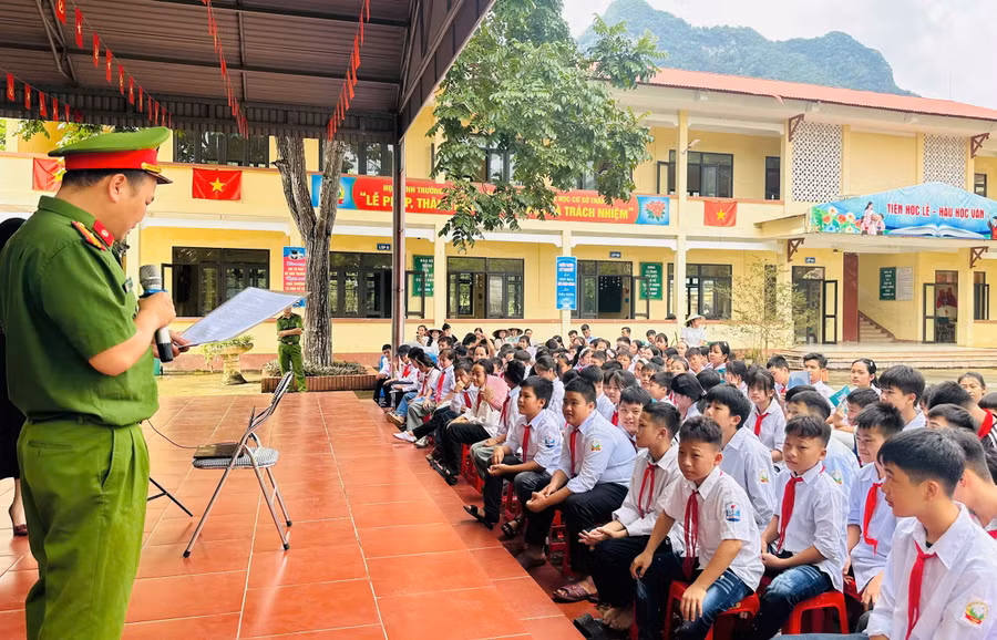Công an xã Thần Sa (tỉnh Thái Nguyên) tuyên truyền, hướng dẫn về phòng chống ma túy cho các trường học trên địa bàn.
