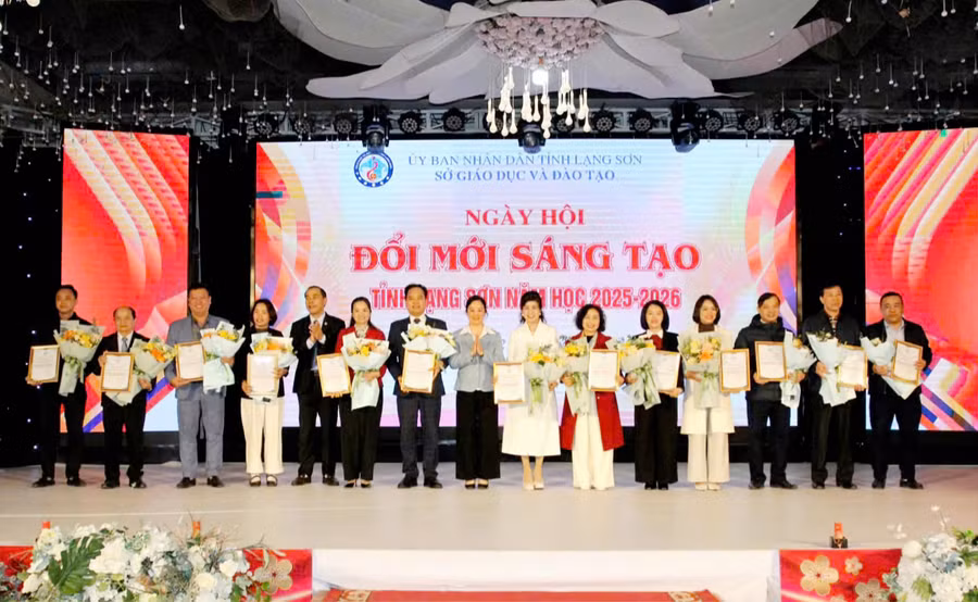 Lãnh đạo Sở GD&ĐT Lạng Sơn chúc mừng các đơn vị tham gia Ngày hội đổi mới sáng tạo.