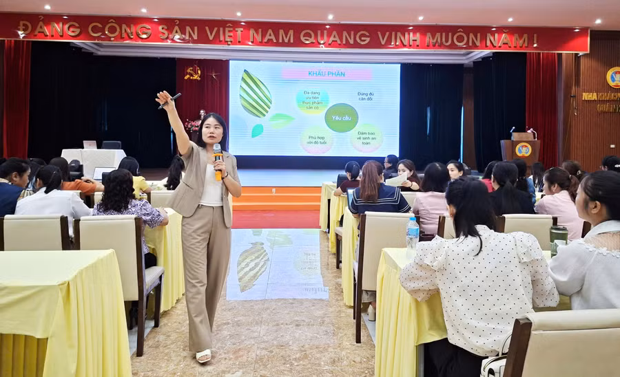 Báo cáo viên triển khai nội dung tập huấn.