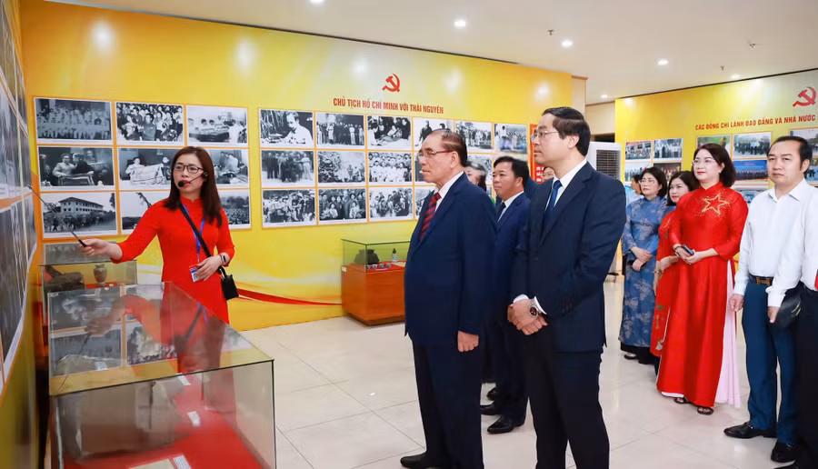 Đại biểu tham quan triển lãm ảnh “Thành tựu 90 năm xây dựng và trưởng thành của Đảng bộ tỉnh Thái Nguyên”. 15950.jpg
