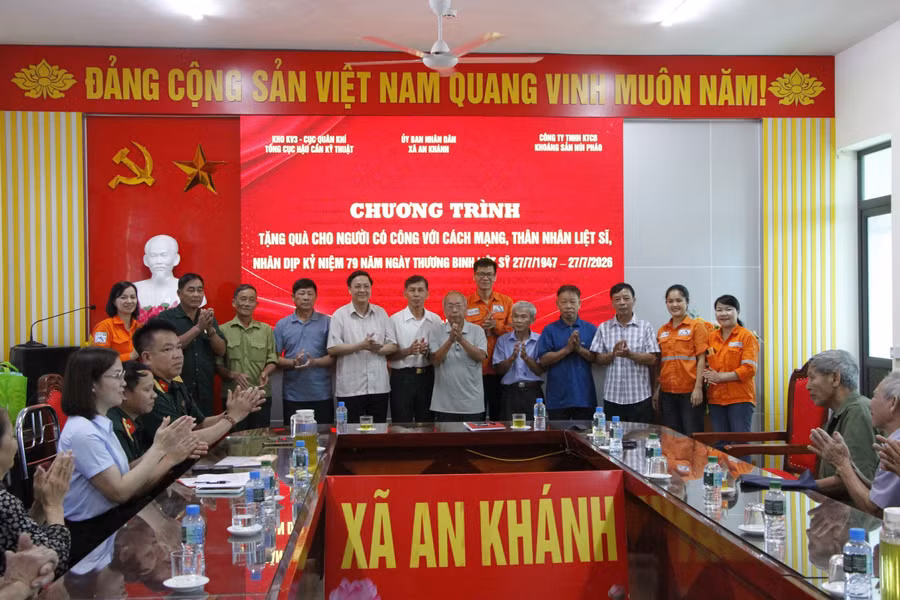 cong-ty-trao-tang-hon-240-phan-qua-gom-cac-san-pham-ho-tro-suc-khoe-va-nhu-yeu-pham.jpg
