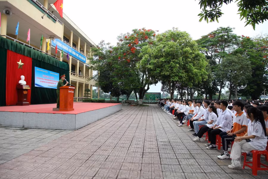Công an tỉnh Thái Nguyên tổ chức tuyên truyền pháp luật liên quan đến người dưới 18 tuổi cho học sinh.
