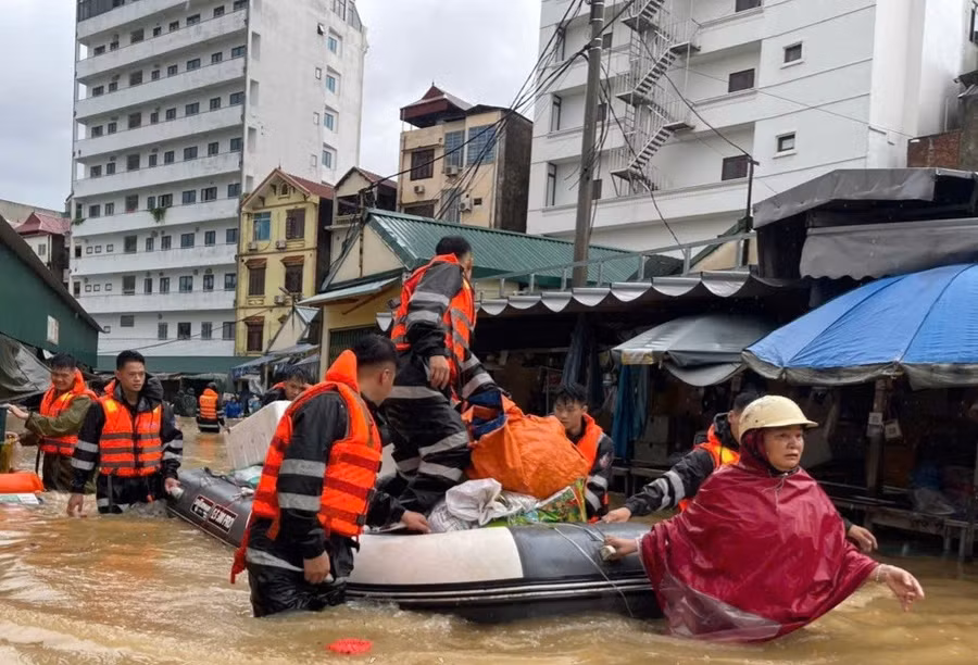 Lực lượng Công an tỉnh Lạng Sơn hỗ trợ sơ tán người dân khu vực chợ Giếng Vuông phường Kỳ Lừa.