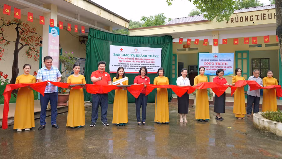 Đại biểu cắt băng khánh thành, bàn giao công trình sửa chữa lớp học.