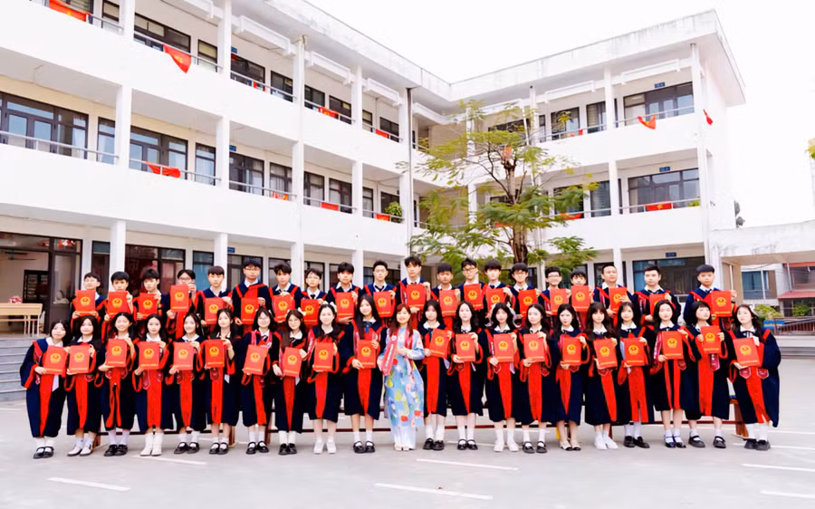 Thủ khoa Phạm Phương Linh với cô giáo chủ nhiệm và bạn bè cùng lớp. 