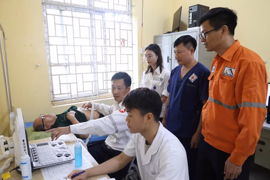 nui-phao-phoi-hop-cung-benh-vien-truong-dai-hoc-y-duoc-thai-nguyen-tham-kham-suc-khoe-cho-nguoi-co-cong-tai-tram-y-te-xa-an-khanh.jpg