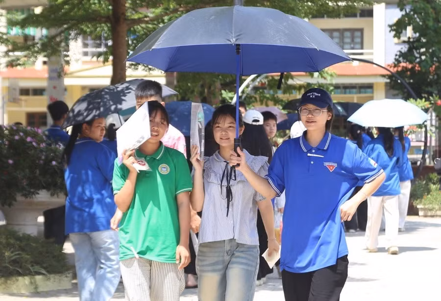Thí sinh hoàn thành bài thi những môn không chuyên.