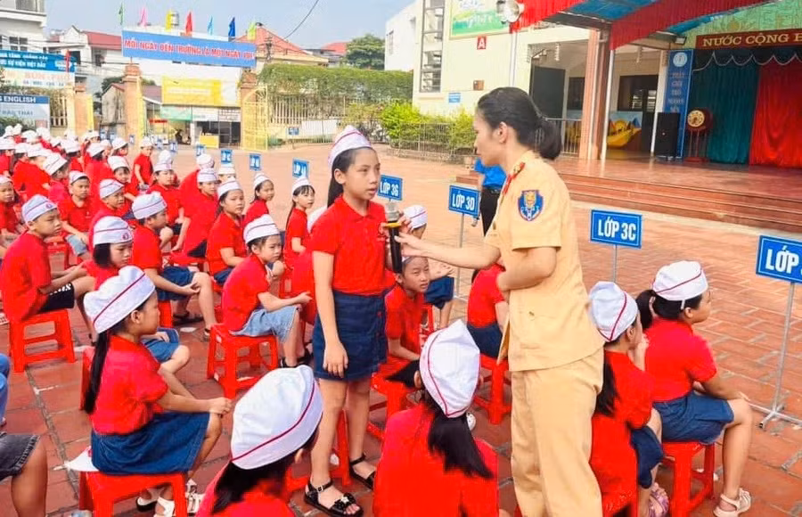 Công an tỉnh Thái Nguyên tổ chức tuyên truyền pháp luật và an toàn giao thông tại Trường Tiểu học Nguyễn Huệ.